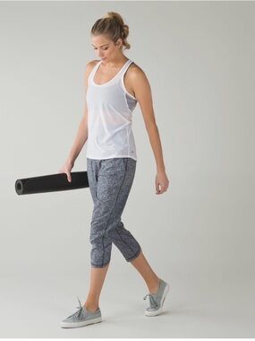 Lululemon Tranquil Crop  — Rio Mist White Black size 6